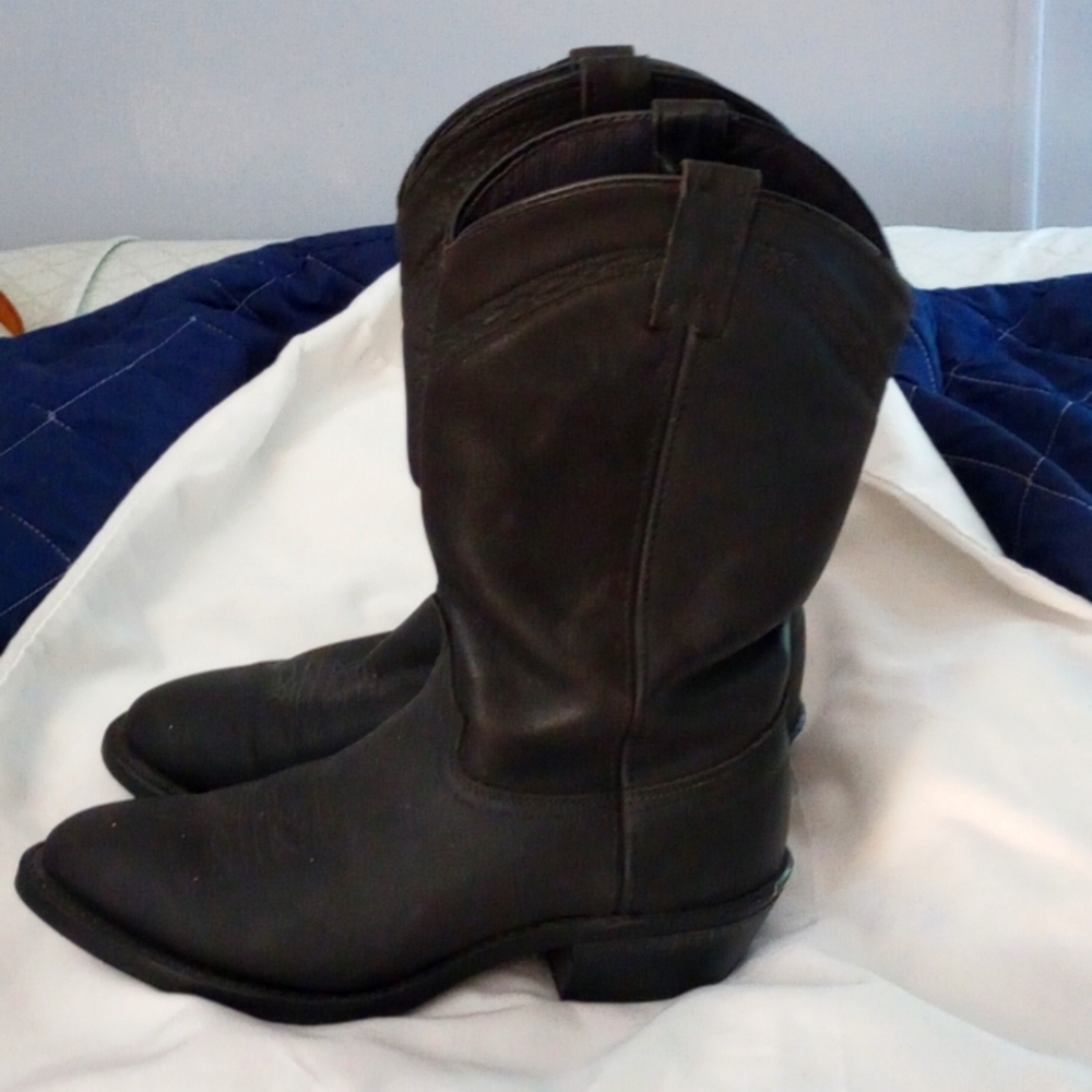 Vibram Black Heeled Boots with Sleek Design